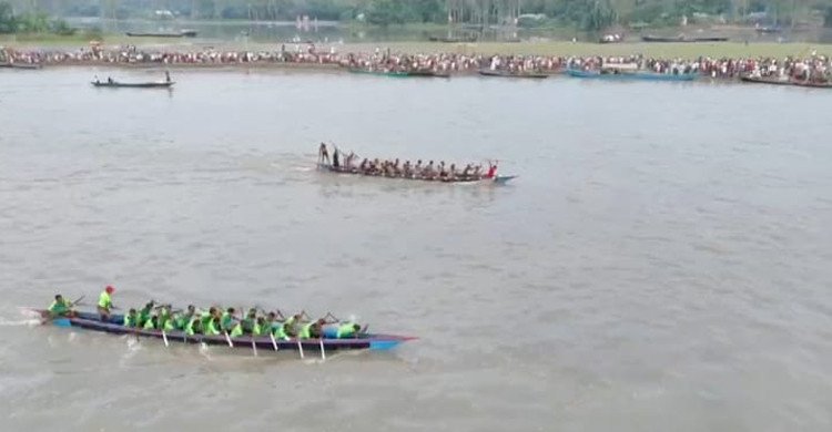 যমুনা নদীতে ঐতিহ্যবাহী ‘কোষা নৌকা বাইচ’ দেখতে হাজারো মানুষের ঢল
